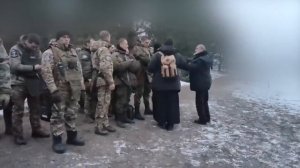 Русские солдаты молятся перед боем.