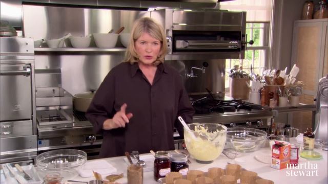Martha Stewart Makes Coffee Cakes 3 Ways | Martha Bakes S2E1 "Coffee Cakes" смотреть онлайн