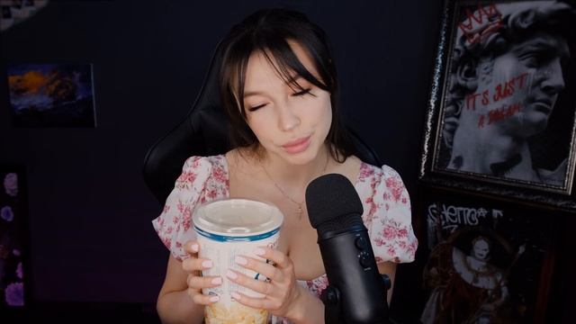 ASMR Licking and sucking ice cream Асмр звуки рта итинг для сна Pop corn сосать/лизать мороженку смотреть онлайн