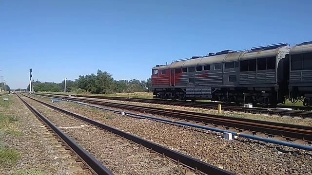 «На взлет!» 2ТЭ116 - 1030 с ремонтным поездом и приветливой бригадой смотреть онлайн