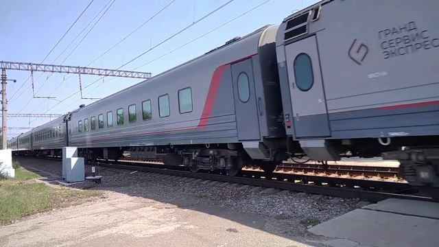 Электровоз ВЛ10-1823 с пассажирским поездом проследует платформу 1457 километр. смотреть онлайн