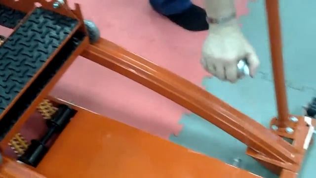 Нанесение силиконовой смазки на рельсы горнолыжного тренажера Slalom Sport смотреть онлайн