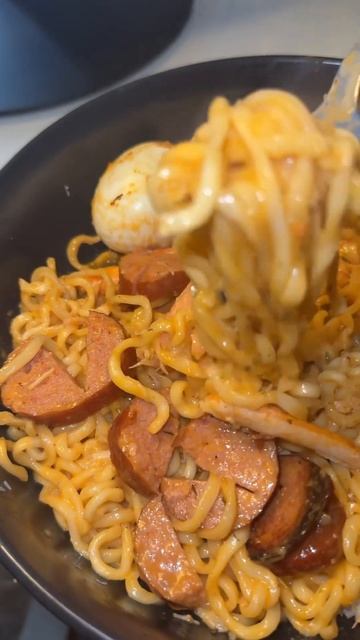 Seafood Boil Noodles #eatingwithev •••••••#seafoodboil #buldakramen #buldak #spicynoodles #shorts
