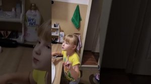 Девочка чистит зубы