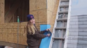 Жизнь с нуля #018. Гидроизоляция и ветрозащита. Установка окна в эркер.