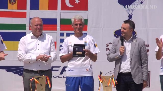 Вручение медали Игнату Казмалы за развитие парашютного спорта в Молдове