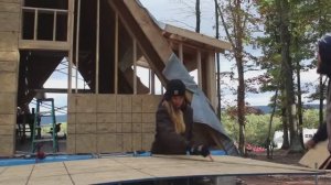 Жизнь с нуля #017. Готовимся к зиме. Строим временную заднюю стену дома.