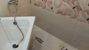 фиксация акриловой ванны к стене