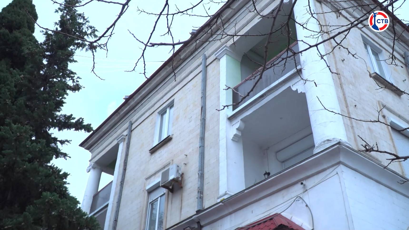 В Севастополе завершили основной этап ремонта кровли дома на улице Большой Морской