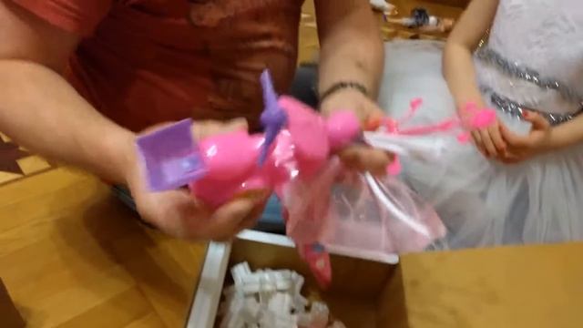 Ульяна открывает следующий подарок от Деда Мороза. Двухэтажный дом для барби. Собираем дом. смотреть онлайн