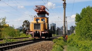 Дрезина ДГку подбирает рельсы на перегоне