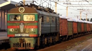 Электровоз ВЛ8М-1234 с грузовым поездом по станции Камянское