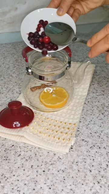 Полезный брусничный чай с лимоном и корицей.