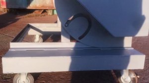 Саморазгружающийся (самоопрокидывающийся) контейнер