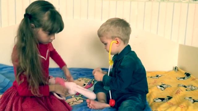 Играем в доктора / Plaing with Doctor's Set