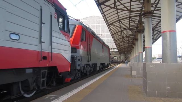 Электровозы ЭП10-004\ЭП20-034 Киевский вокзал Москвы 20.06.2017 смотреть онлайн