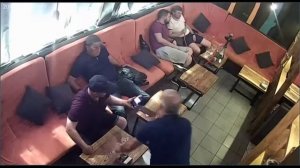 Банда грузинов - крадунов чистят сумки.