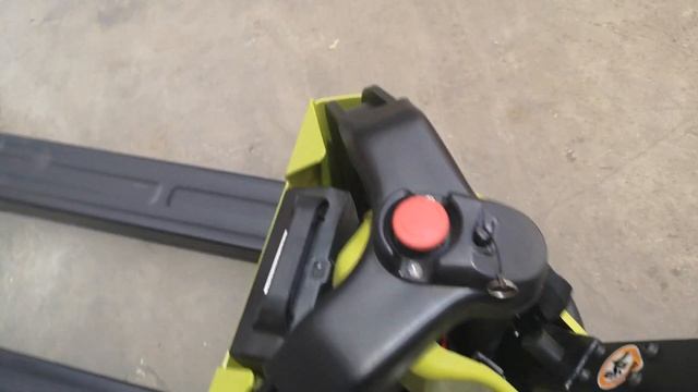 Самый компактный электрический транспортировщик паллет CLARK WPio12 c Li-ion аккумулятором.