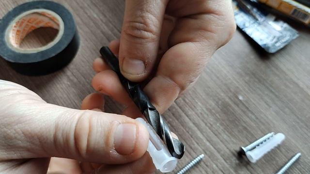 Как закрепить полотенцесушитель трехрожковый тройной держатель для полотенец ?