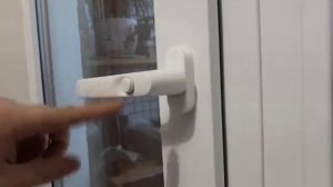 Оконная ручка с кнопкой.