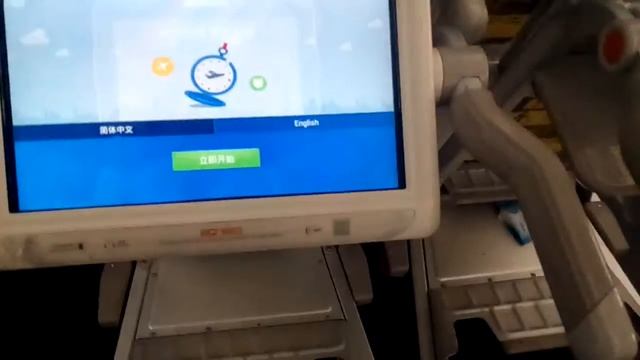 Китайский аэропорт. Планшеты стоят даже в талежках для вещей смотреть онлайн