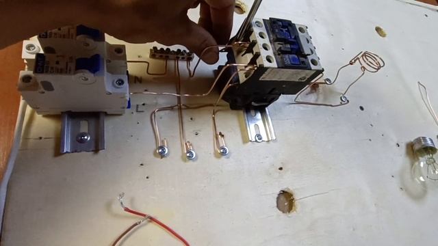 КАК подключить фотоэлемент (фотореле) через контактор 380v (пускатель) смотреть онлайн