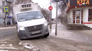 В центре Саратова из-за потопа авто примерзают к асфальту, жители возмущены