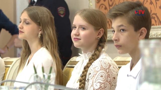 Губернатор торжественно вручил первые паспорта талантливым 14-летним воронежцам