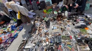 Вернисаж в Измайлово: книги, барахолка, значки россыпью.