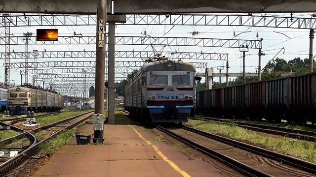 Прибытие электропоезда ЭР9М-398 на станцию Гребёнка смотреть онлайн