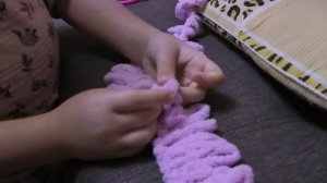 Вяжем руками наволочку для подушке. Без спиц и крючка