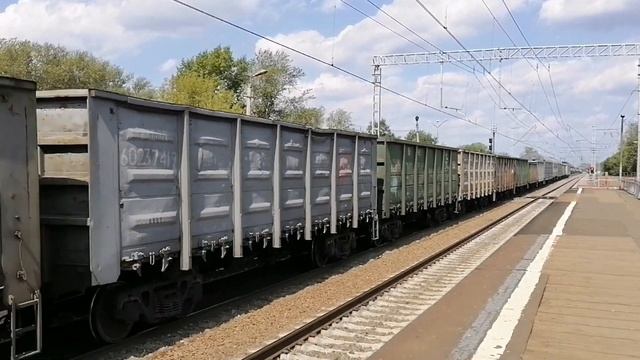 Электровоз ВЛ10К-883 с грузовым поездом, платформа Москворецкая.