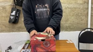 Процесс упаковки кроссовок для отправки