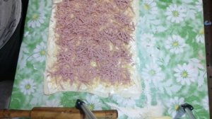 Слоёные завитушки с колбасой и сыром.