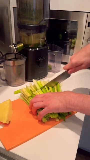 🥬Cold Pressed Collard Celery Cucumber Pineapple Juice #shorts #health #healthylifestyle #juicewrld смотреть онлайн