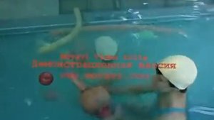 как ТРитон в бассейне плавает