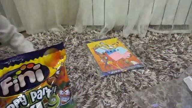 Открываем пакет со сладостями . В наборе пиньята. смотреть онлайн