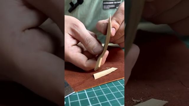 Шерфовка кожи прямым шорным ножом Wild Bull tools. Инструмент по коже .
