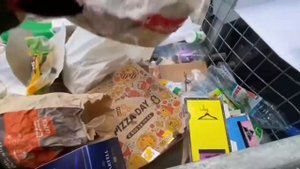 НАШОЛ ДВА ЯЙФОНА! КАК Я ЗАРАБАТЫВАЮ ТОРГУЯ ВЕЩАМИ ИЗ МУССОРНЫХ БАКОВ НА БАЗАРЕ БАРАХОЛКА