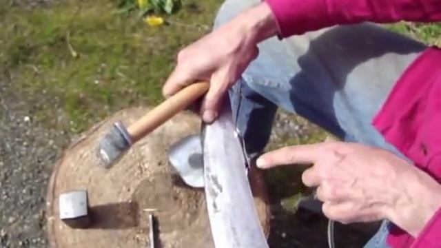 sharpening / peening a scythe смотреть онлайн