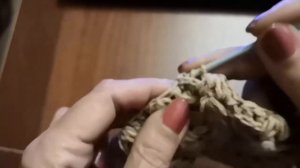 Берет-шапка пышными и рельефными столбиками крючком.