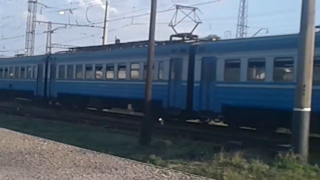 Отправление ВЛ11 с грузовым поездом и электропоезд ЭР2Р Лозовая Харьков