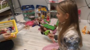 ВЛОГ: БРАТ ЗАТОЛКАЛ СЕСТРЕНКУ В МЕШОК С ИГРУШКАМИ И УПАКОВАЛ ! ИГРАЕМ В КУКЛЫ С БРАТОМ  VLOG