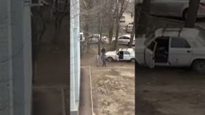Трое подростков среди бела дня прыгали на авто и пытались разбить его ногами и камнями