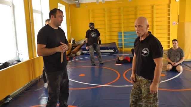 Отудара ножом сверху. Инстинкт самосохранения. И о профессионалах.  В.Н. Крючков