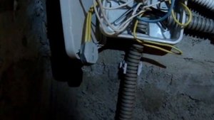 Как подключить в распределительной коробке электрические провода.