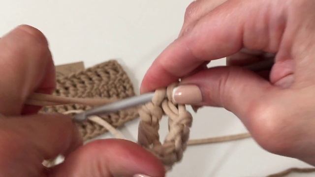 СТОЛБИК С ДВУМЯ НАКИДАМИ. УЗОР КРЮЧКОМ из трикотажной пряжи. Вasket crochet yarn
