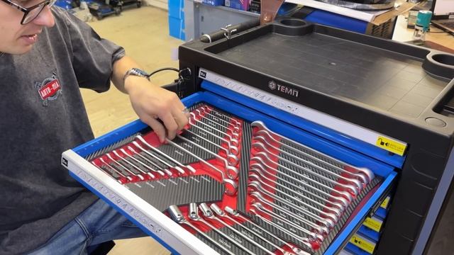 Тележка инструментальная на 334 предмета. Подробный обзор. смотреть онлайн