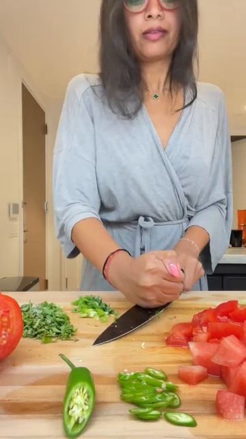 COOKING IN MY ROBE: WATERMELON & HEIRLOOM TOMATO SALAD WITH HERB DRESSING #watermelon #shorts смотреть онлайн