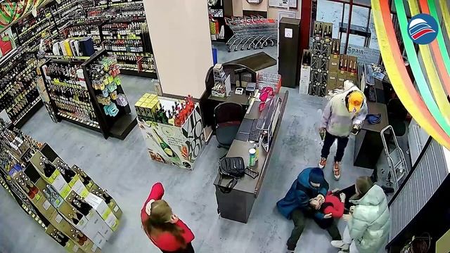 От покупателя до спасателя: клиенты алкомаркета спасли кассира от смерти